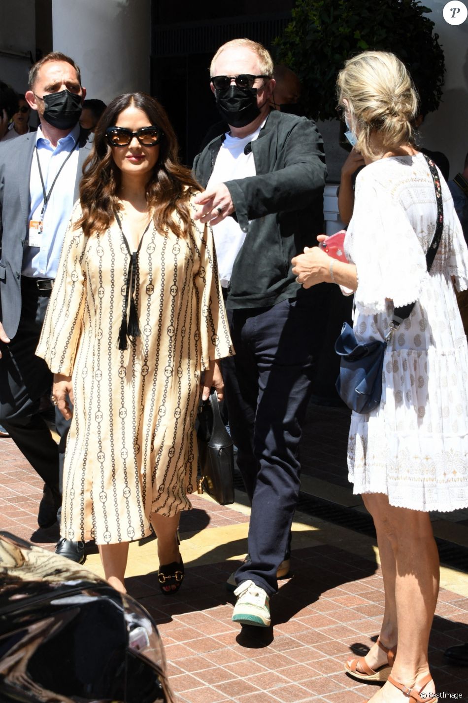 Salma Hayek et son mari François-Henri Pinault en marge du 74e Festival International du film de Cannes. Le 11 juillet 2021.