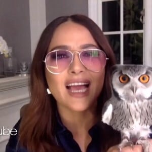 Salma Hayek présente sa chouette "Kering" lors du talk show d'Ellen Degeneres.