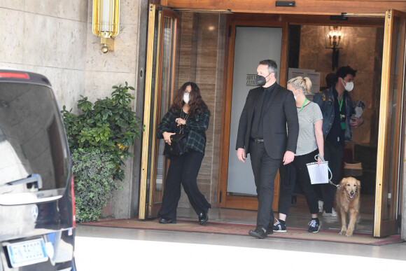 Salma Hayek quitte son hôtel pour rejoindre le tournage du film "Gucci" à Rome, le 2 avril 2021.