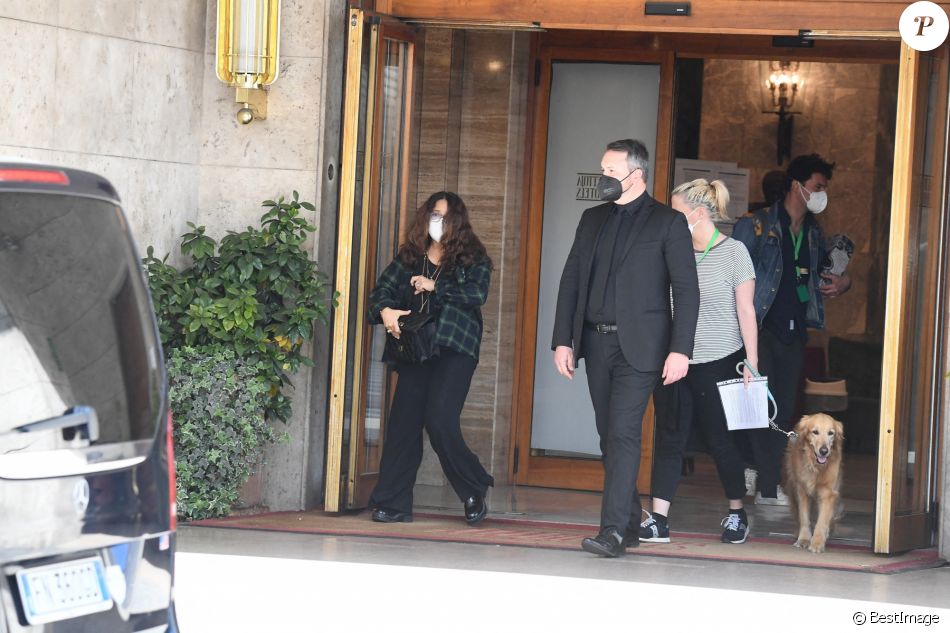 Salma Hayek quitte son hôtel pour rejoindre le tournage du film "Gucci" à Rome, le 2 avril 2021.