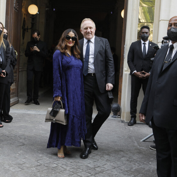Salma Hayek et son mari François-Henri Pinault - Sortie du défilé Balenciaga "Collection Haute-Couture Automne/Hiver 2021-2022" à Paris, le 7 juillet 2021. © Clovis-Veeren/Bestimage