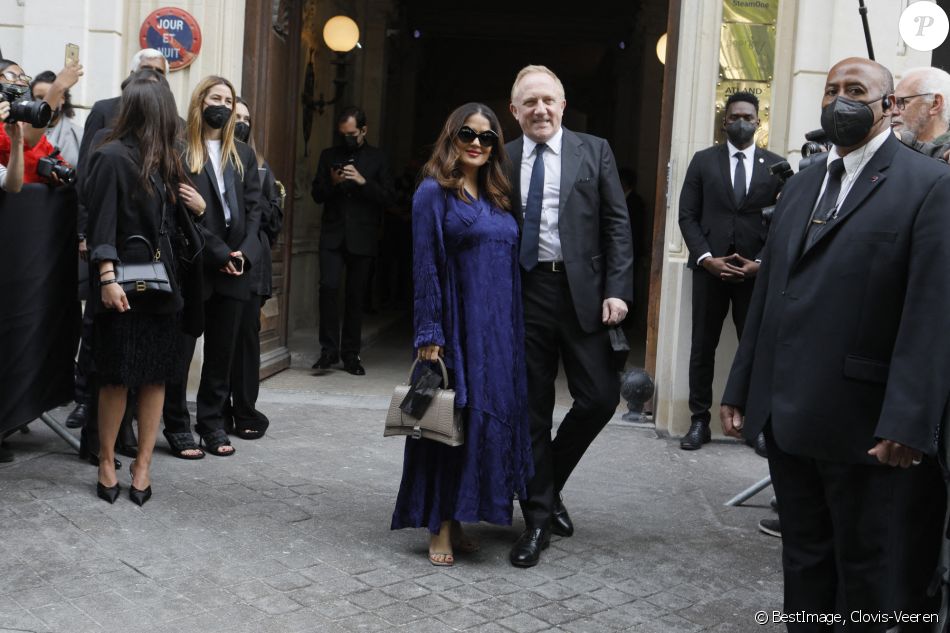 Salma Hayek et son mari François-Henri Pinault - Sortie du défilé Balenciaga "Collection Haute-Couture Automne/Hiver 2021-2022" à Paris, le 7 juillet 2021. © Clovis-Veeren/Bestimage