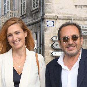 Julie Gayet et Patrick Timsit - People à l'ouverture - Festival du film Francophone d'Angoulême 2020 le 28 Août 2020. © Guirec Coadic / Bestimage 