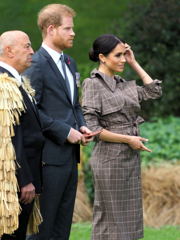 Le prince Harry, duc de Sussex, et Meghan Markle, duchesse de Sussex (enceinte de son fils Archie) assistent à une cérémonie de bienvenue traditionnelle sur les pelouses de la Government House à Wellington, en Nouvelle-Zélande.