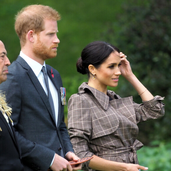 Le prince Harry, duc de Sussex, et Meghan Markle, duchesse de Sussex (enceinte de son fils Archie) assistent à une cérémonie de bienvenue traditionnelle sur les pelouses de la Government House à Wellington, en Nouvelle-Zélande.