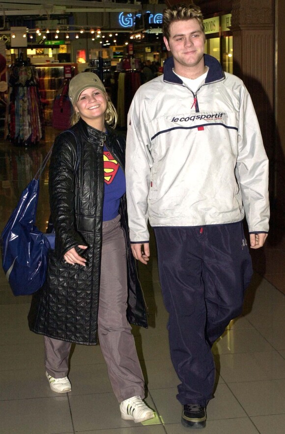 Bryan McFadden (Westlife) et sa femme Kerry Katona à l'aéroport de Londres.
