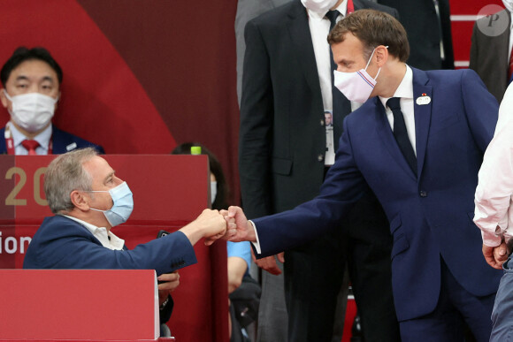 Emmanuel Macron, président de la République Française, au côté de Jean-Michel Blanquer, ministre de l'Education Nationale, et Tony Estanguet lors de la cérémonie d'ouverture des Jeux Olympiques de Tokyo 2020, le 23 juillet 2021.