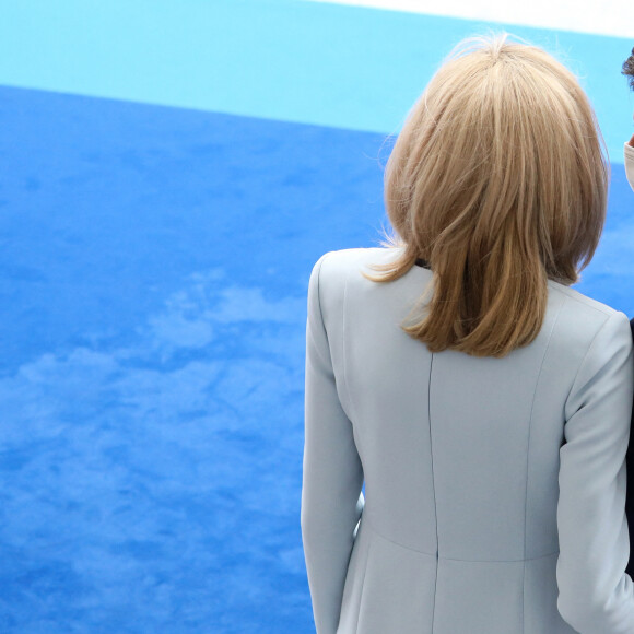 Le président de la République française, Emmanuel Macron accompagné de la première dame, Brigitte Macron assiste au défilé militaire du Jour de la Bastille sur l'avenue des Champs Elysées, à Paris, France, le 14 juillet 2021. © Stéphane Lemouton/Bestimage