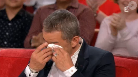 Christophe Dechavanne en larmes dans "Vivement dimanche", sur France 2, le 24 avril 2016.
