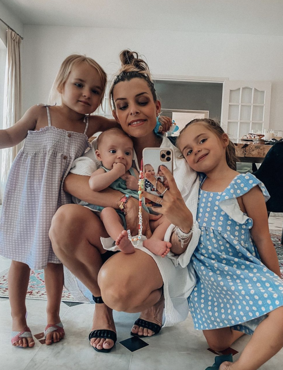 Alexia Mori avec ses trois enfants, Louise, Margot et Camille