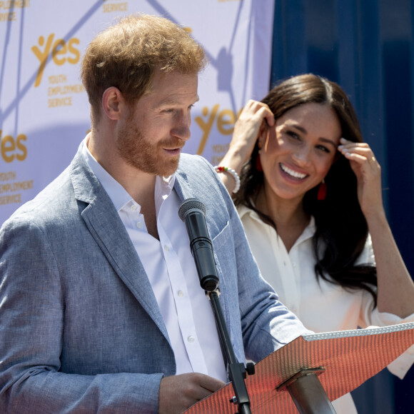 Le prince Harry, duc de Sussex, Meghan Markle, duchesse de Sussex en visite dans un township de Johannesburg le 2 octobre 2019.