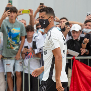 Cristiano Ronaldo acclamé par ses supporters avant sa visite médicale annuelle à Turin, le 26 juillet 2021, avant le début de la nouvelle saison.