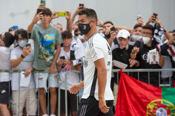Cristiano Ronaldo acclamé par ses supporters avant sa visite médicale annuelle à Turin, le 26 juillet 2021, avant le début de la nouvelle saison.