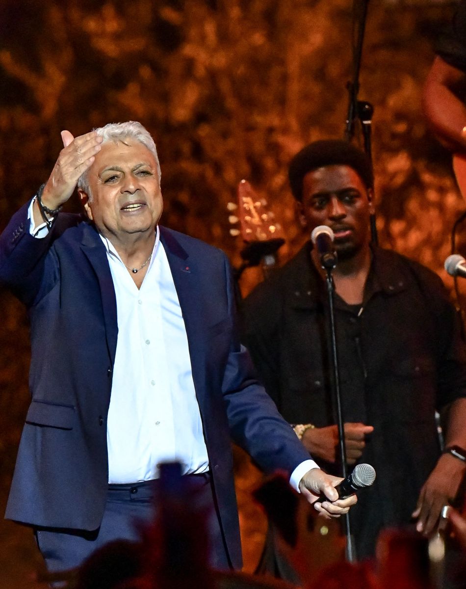 Sur scène le chanteur Enrico Macias - "Africa , le Grand Concert" diffusé le 29 juillet sur France 2 à 21:05 © Jean-René Santini / Bestimage