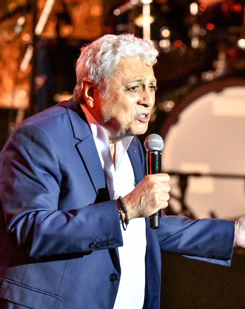 Sur scène le chanteur Enrico Macias - "Africa , le Grand Concert" diffusé le 29 juillet sur France 2 à 21:05 mettra à l'honneur, depuis Montpellier, les artistes qui ont l'Afrique en commun. Un rendez-vous pour un voyage musical inédit. © Jean-René Santini / Bestimage