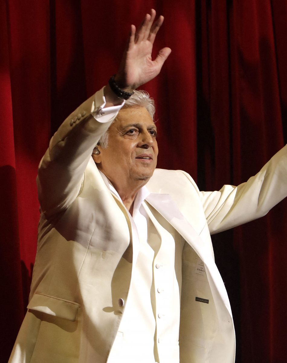 Enrico Macias en concert à l'Olympia à l'occasion de ses 80 ans à Paris le 9 février 2019. © Cédric Perrin/Bestimage