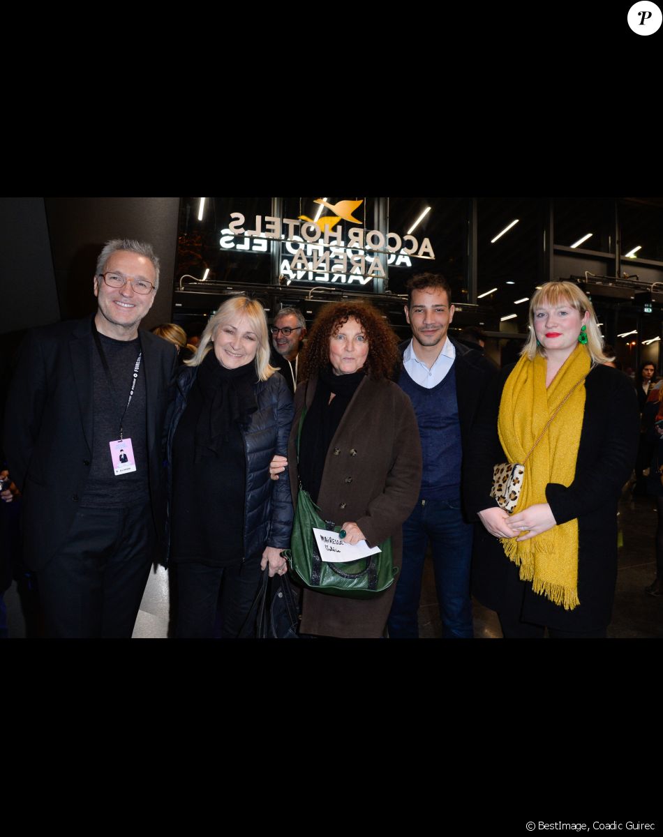 Laurent Ruquier, Julie Leclerc, Valérie Mairesse, sa fille Tina et Steevy Boulay - Michaël Gregorio fête ses 10 ans de carrière avec son spectacle "J'ai 10 ans!" à l'AccorHotel Arena à Paris, le 16 décembre 2016. © Coadic Guirec/Bestimage