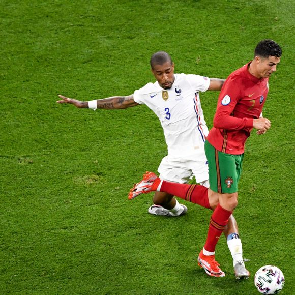 Presnel Kimpembe et Cristiano Ronaldo lors du match de football de l'Euro 2020 à Budapest : La France ex aequo avec le Portugal 2-2 au Stade Ferenc-Puskas le 23 juin 2021. © Anthony Bibard/FEP/Panoramic / Bestimage