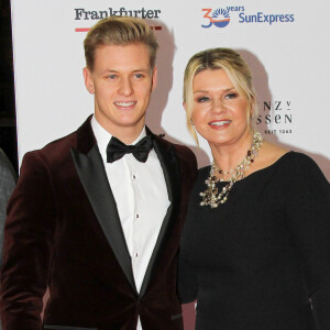 Corinna Betsch Schumacher et son fils Mick assistent à la soirée de gala du bal allemand de la presse sportive de Francfort, le 9 novembre 2019.