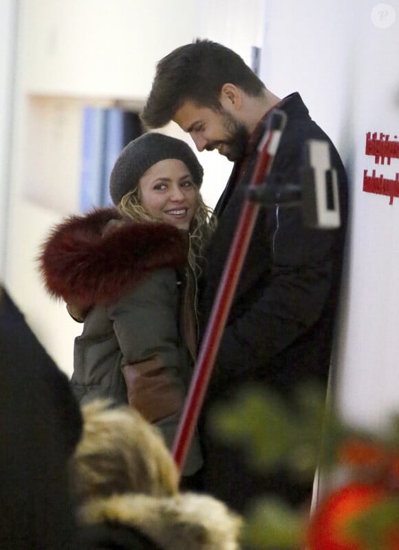 La chanteuse Shakira à l'aéroport JFK de New York, avec son mari Gerard Piqué. Le 29 décembre 2017
