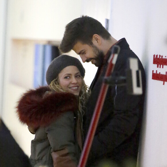 La chanteuse Shakira à l'aéroport JFK de New York, avec son mari Gerard Piqué. Le 29 décembre 2017
