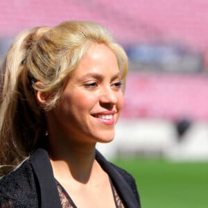 La chanteuse Shakira lors d'une opération pour sa fondation ''Pies Descalzos'', la FCB Foundation et la Caixa Foundation pour la construction d'une école à Barranquilla (Colombie) organisée au stade Camp Nou à Barcelone, le 28 mars 2017.