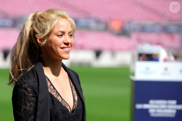 La chanteuse Shakira lors d'une opération pour sa fondation ''Pies Descalzos'', la FCB Foundation et la Caixa Foundation pour la construction d'une école à Barranquilla (Colombie) organisée au stade Camp Nou à Barcelone, le 28 mars 2017.