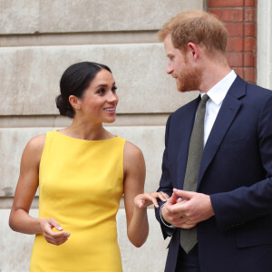 Le prince Harry, duc de Sussex, et Meghan Markle, duchesse de Sussex, assistent à la réception du "Your Commonwealth Youth Challenge" au Marlborough House à Londres, un mois après leur mariage.