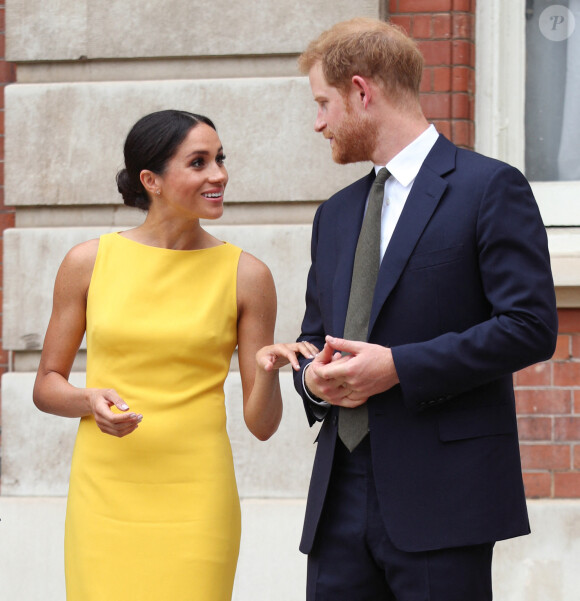 Le prince Harry, duc de Sussex, et Meghan Markle, duchesse de Sussex, assistent à la réception du "Your Commonwealth Youth Challenge" au Marlborough House à Londres, un mois après leur mariage.