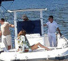 Jennifer Lopez et Ben Affleck s'embrassent tendrement pendant leurs vacances à Naples, le 31 juillet 2021. 