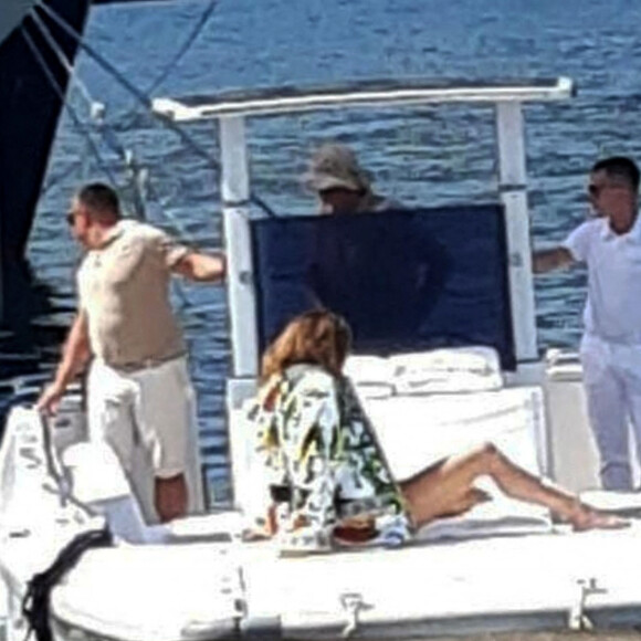 Jennifer Lopez et Ben Affleck s'embrassent tendrement pendant leurs vacances à Naples, le 31 juillet 2021. 