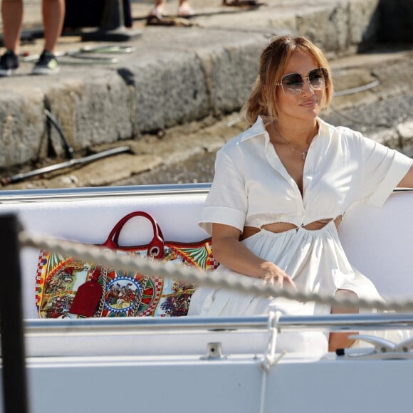 Jennifer Lopez poursuit ses vacances sans Ben Affleck à Portofino, le 31 juillet 2021. Tandis que son compagnon est rentré aux Etats-Unis, la chanteuse de 52 ans a été aperçue en train de faire du shopping à Portofino, sans lâcher son téléphone des mains. 