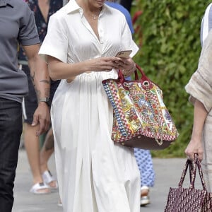 Jennifer Lopez poursuit ses vacances sans Ben Affleck à Portofino, le 31 juillet 2021. Tandis que son compagnon est rentré aux Etats-Unis, la chanteuse de 52 ans a été aperçue en train de faire du shopping à Portofino, sans lâcher son téléphone des mains.