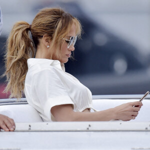Jennifer Lopez poursuit ses vacances sans Ben Affleck à Portofino, le 31 juillet 2021. Tandis que son compagnon est rentré aux Etats-Unis, la chanteuse de 52 ans a été aperçue en train de faire du shopping à Portofino, sans lâcher son téléphone des mains. 