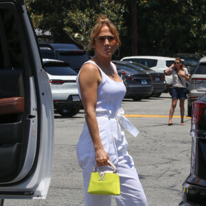 Jennifer Lopez et Ben Affleck déjeunent avec leurs enfants au Country Mart de Brentwood, Los Angeles, Californie, Etats-Unis, le 9 juillet 2021. 