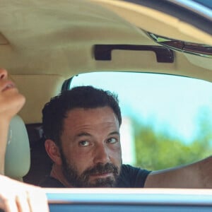 Ben Affleck et sa compagne Jennifer Lopez bloqués dans un embouteillage sur Sunset Blvd à Los Angeles, le 14 juillet 2021.