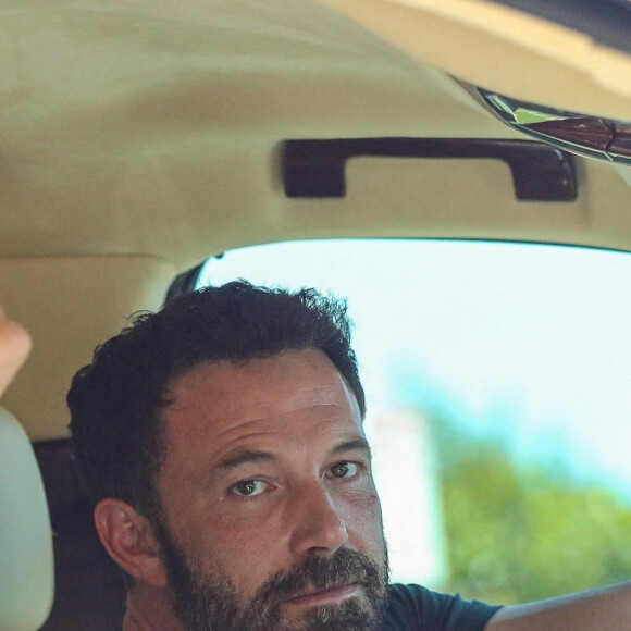 Ben Affleck et sa compagne Jennifer Lopez bloqués dans un embouteillage sur Sunset Blvd à Los Angeles, le 14 juillet 2021.