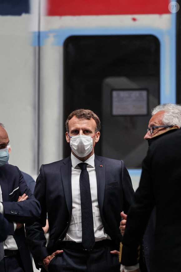 Le président français Emmanuel Macron lors d'une visite à l'usine du constructeur ferroviaire CAF à Bagnères-de-Bigorre, dans le sud-ouest de la France, le 16 juillet 2021. Macron est en visite de deux jours dans le sud-ouest de la France, notamment pour assister aux étapes de la 108e édition du Tour de France cycliste. © Thibault Moritz/Pool/Bestimage 