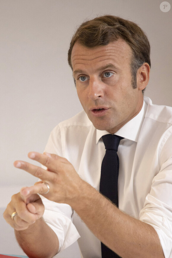 Le président Emmanuel Macron lors d'un conseil de défense à propos des événements du Niger en visioconférence depuis le Fort de Brégançon le 11 août 2020. © Syspeo / Pool / Bestimage