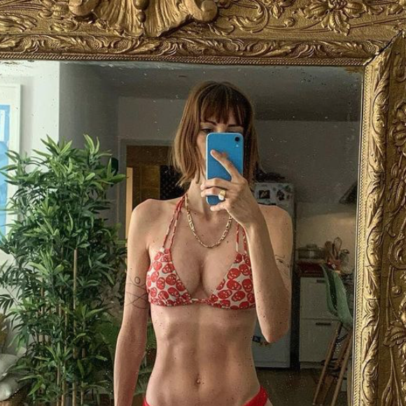 Alexandra Rosenfeld embrase Instagram avec une nouvelle photo, la montrant topless (sous une veste) à la plage !