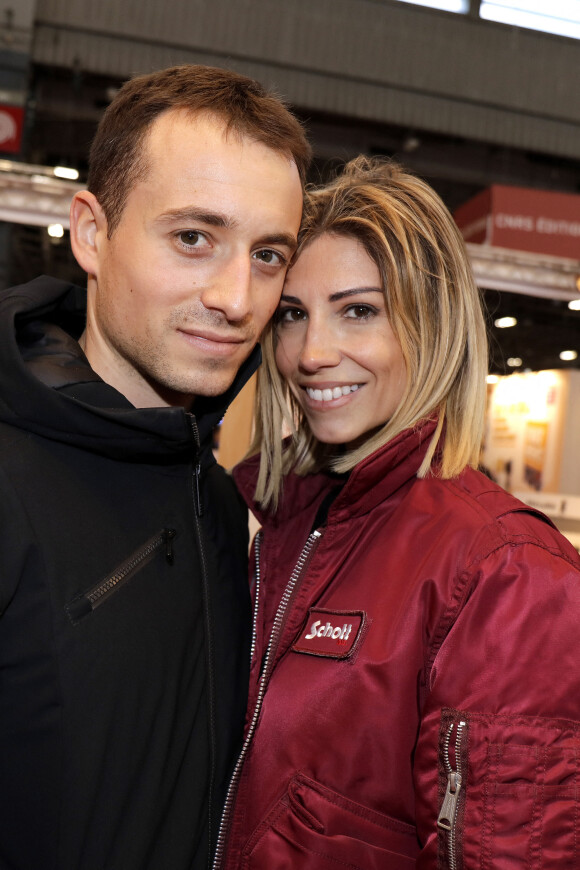Hugo Clément et sa compagne Alexandra Rosenfeld (Miss France 2006) au salon du livre de Paris le 16 mars 2019. © Cédric Perrin/Bestimage