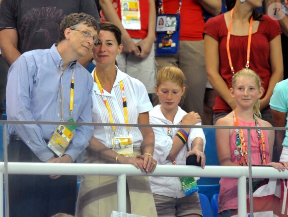 Bill, Melinda Gates et leurs deux filles - Bassin olympique à Pékin, en Chine, le 10 août 2008