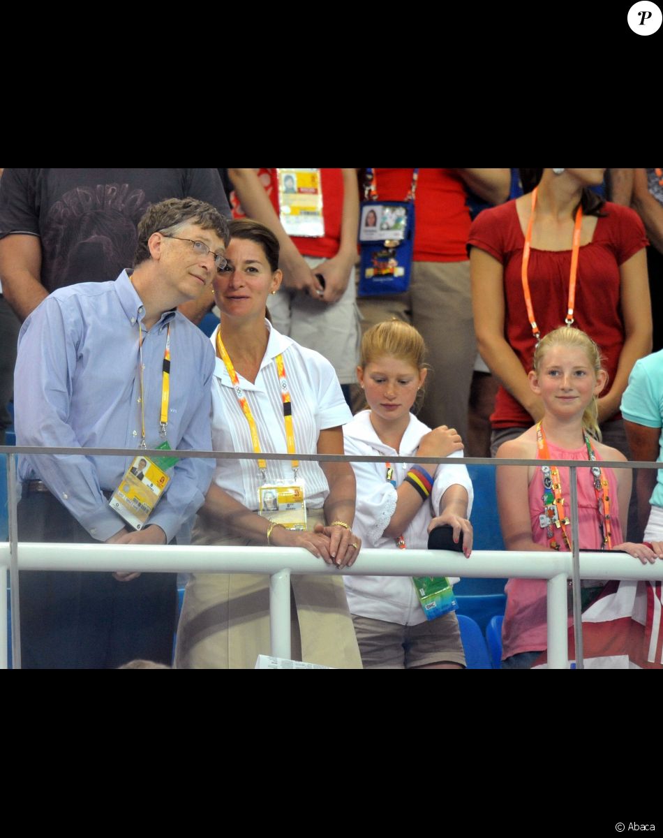 Bill, Melinda Gates et leurs deux filles - Bassin olympique à Pékin, en Chine, le 10 août 2008