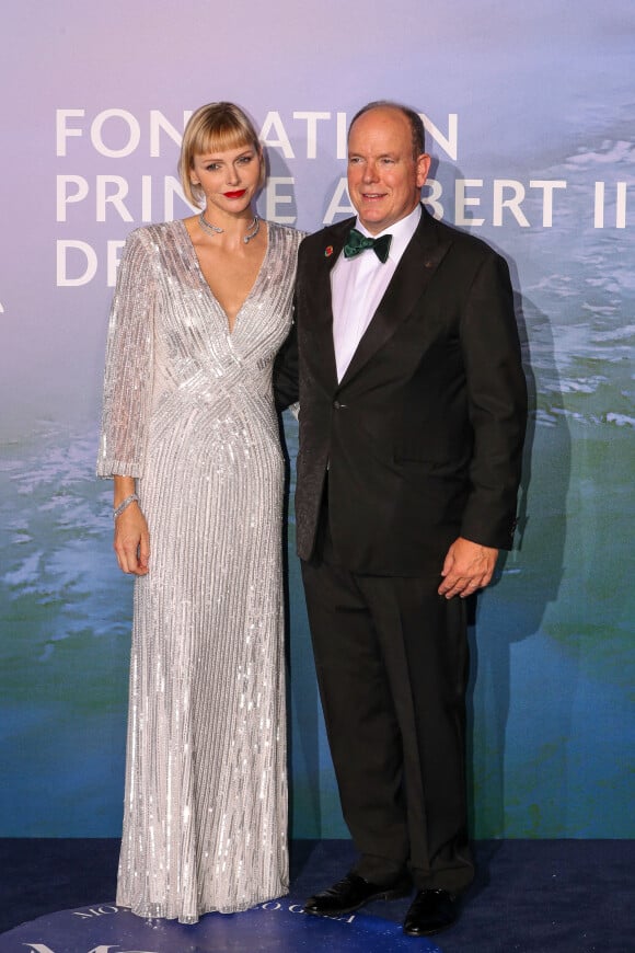 Le prince Albert II de Monaco et la princesse Charlène (bijoux Repossi) lors du photocall du gala "Monte-Carlo Gala for Planetary Health" organisé par la Fondation Prince Albert II de Monaco le 24 septembre 2020. © Jean-Charles Vinaj / Pool Monaco / Bestimage