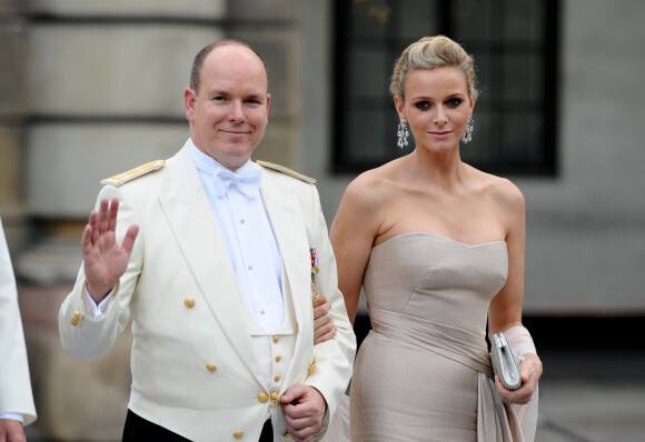 Le prince Albert de Monaco et Charlene Wittstock (avec un smoky eye soutenu) au mariage de la princesse Victoria de Suède avec Daniel Westling à Stockholm en 2010.