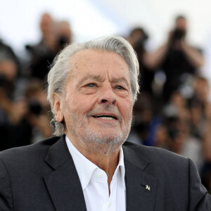 Photocall de la Palme d'or d'honneur à Alain Delon lors du 72ème Festival International du film de Cannes. Le 19 mai 2019 © Jacovides-Moreau / Bestimage 
