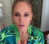 Jennifer Lopez présente sa routine de soins dans une vidéo YouTube. Le 3 août 2021.