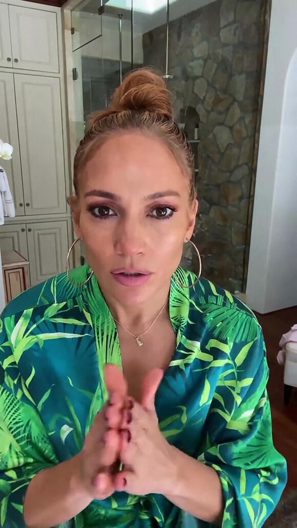 Jennifer Lopez présente sa routine de soins dans une vidéo YouTube. Le 3 août 2021.