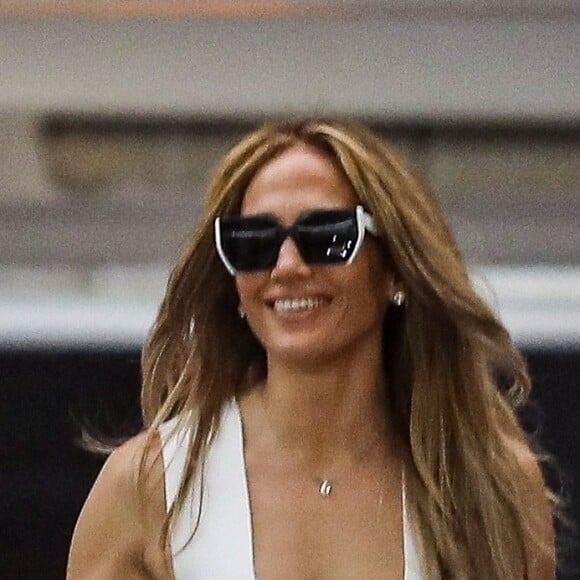Exclusif - Jennifer Lopez arrive à ses bureaux dans le quartier de West Hollywood à Los Angeles, le 22 juillet 2021.