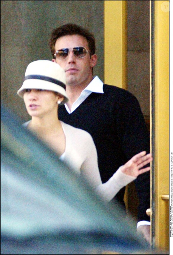 Ben Affleck et Jennifer Lopez sortent de l'hôtel à Philadelphie pour le tournage de "Jersey Girl".